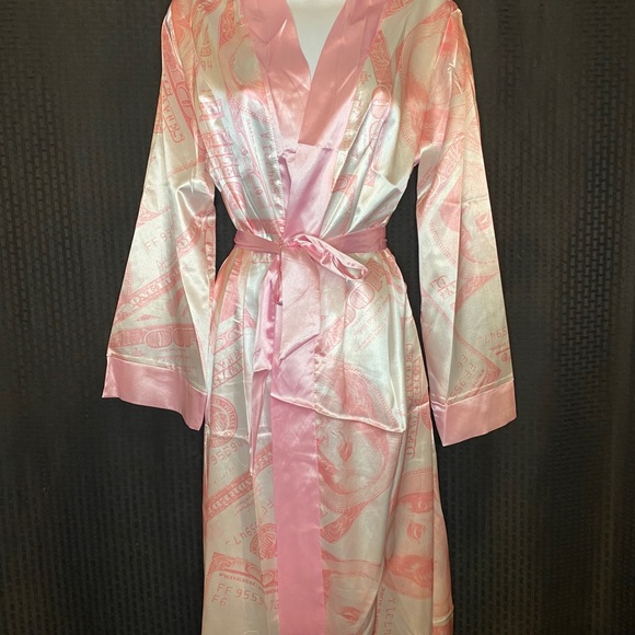 Lady Robe - Picture 2 of 3